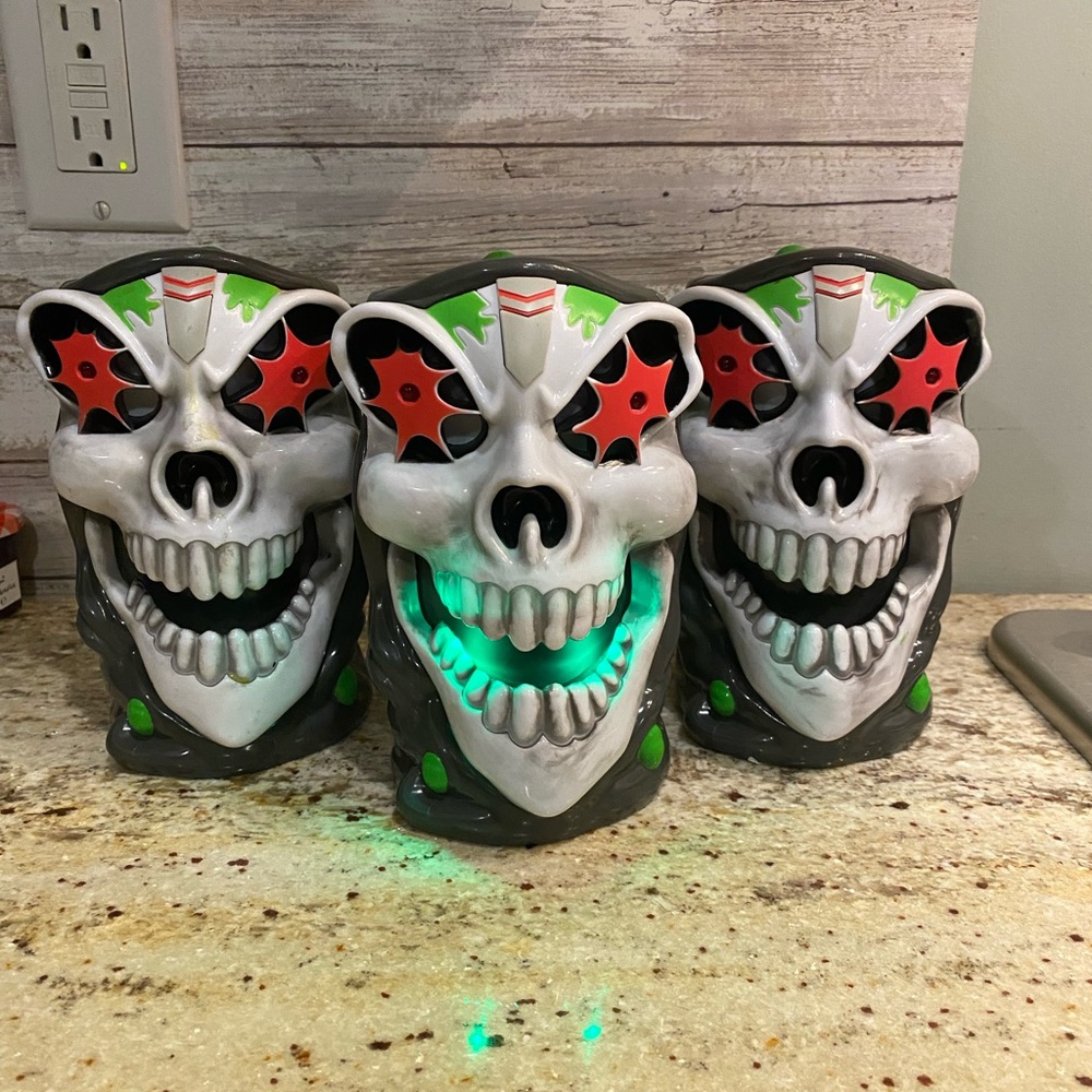MONSTER JAM GRAVE DIGGER CUP LIGHT UP